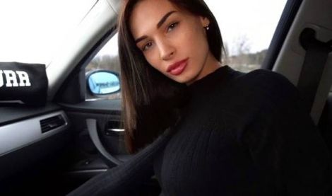 Красотка-москвичка страстно сосет толстый член русскому парню в машине за подвоз!