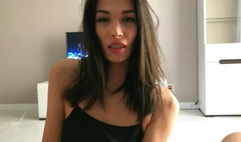 Худенькая питерская красавица нежно балует парня домашним порно!