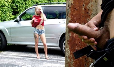 Спалился перед горячей блондинкой на улице за подглядыванием и дрочкой члена!