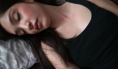 Пока дочка спит, батя трогает ее киску и потом нежно трахает милашку — смотреть онлайн бесплатно в HD