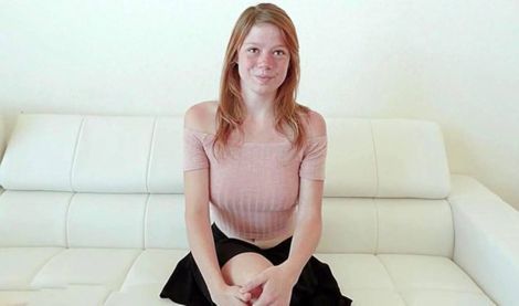 Рыжая шлюшка долбит себя огромным дилдо на кастинге – агент не выдержал и жестко ее отымеет!