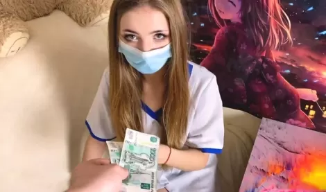 Русская медсестра в долгах: жаркий трах и минет пациенту за бабки!